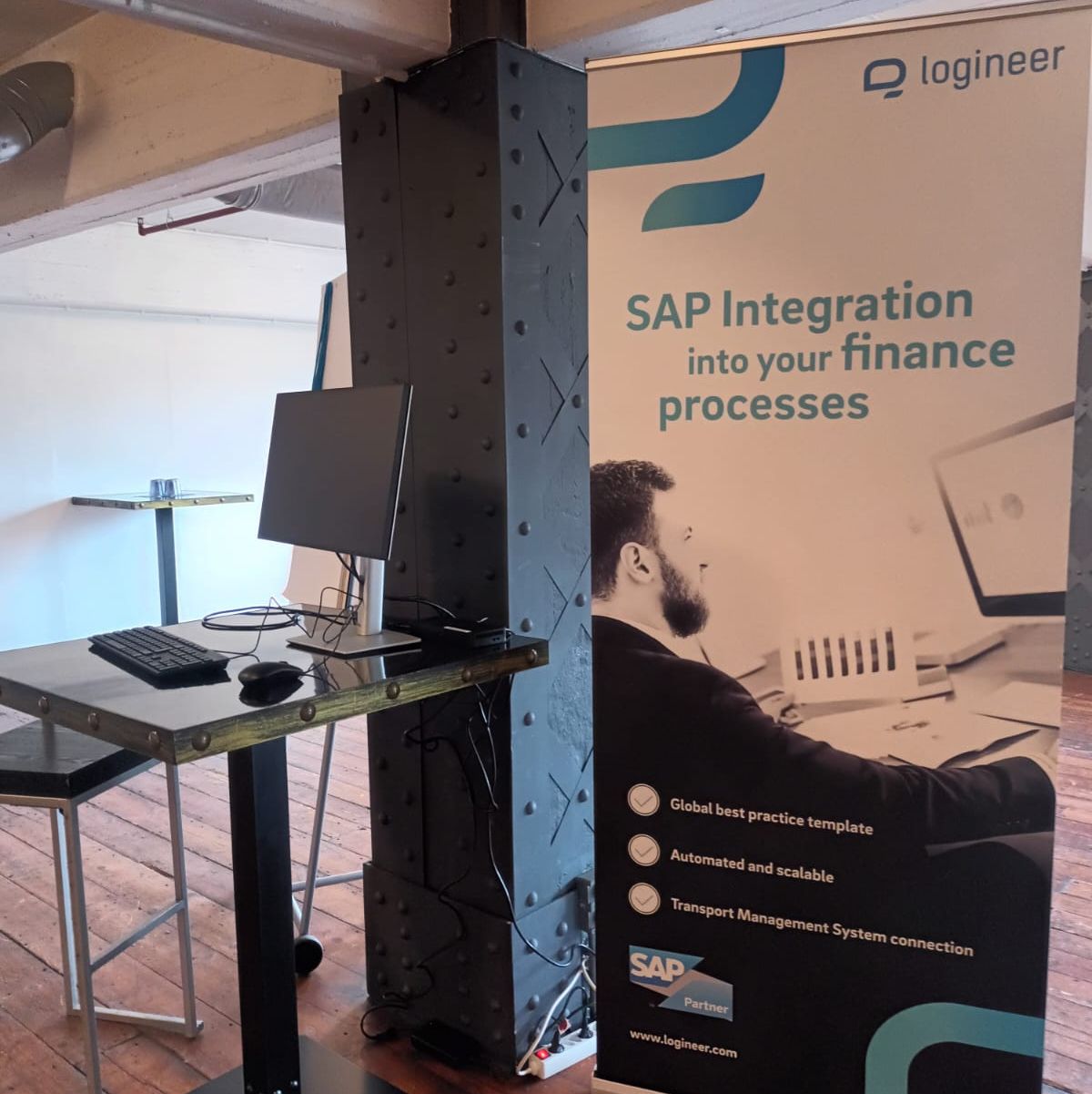 How can data flow smoothly between different applications, e.g. between TMS and SAP? logineer offers suitable interfaces for this. Picture: &copy; q.beyond logineer GmbH.