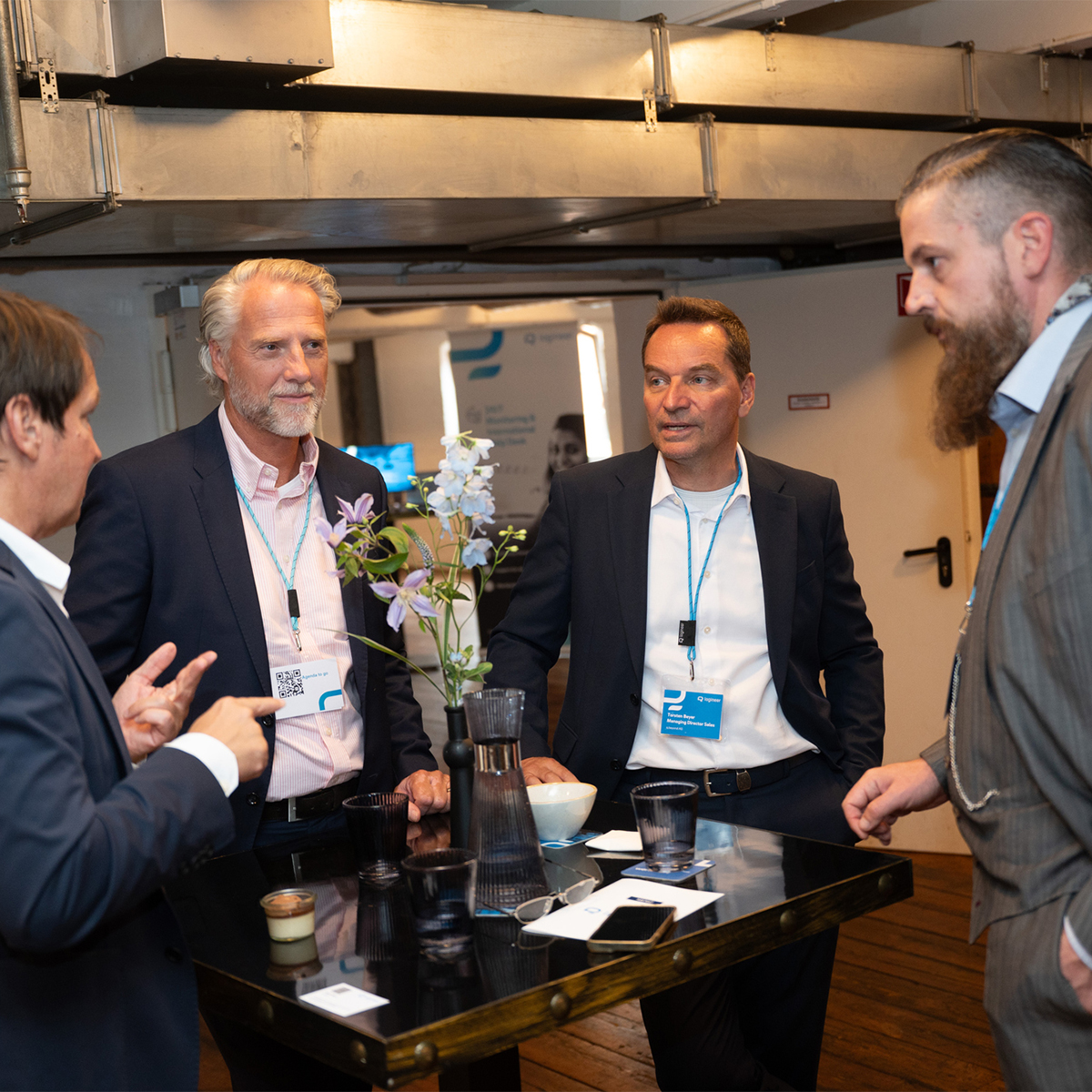 Exchange with Torsten Beyer from the management of our parent company q.beyond (2nd from right) and Dennis Basan, Head of Business & Product Development at logineer (right). Picture: &copy; joerg boeh photography.